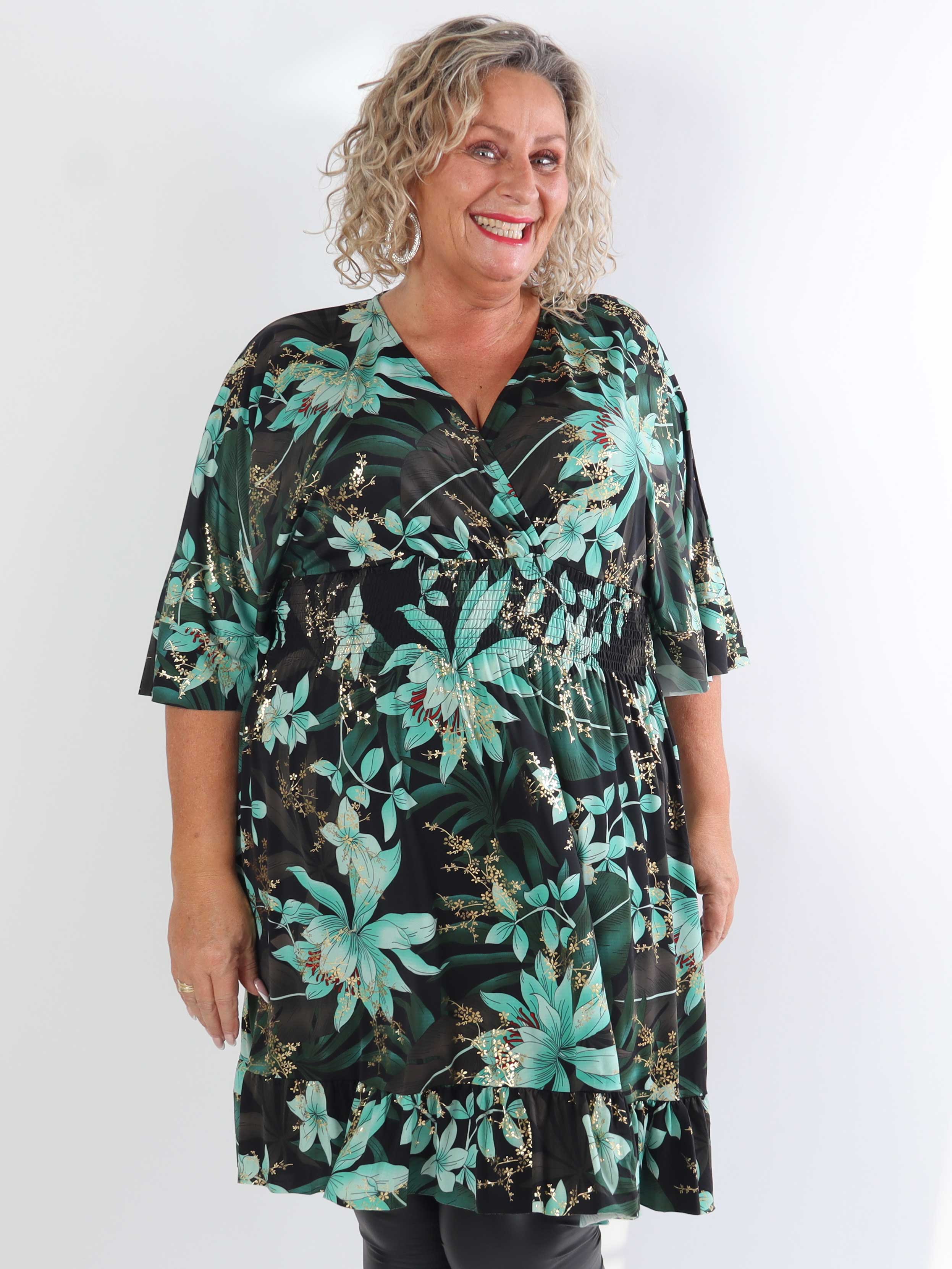 Pamela Gold Flower Short - Elastisk plus size kjole med smock og flæser